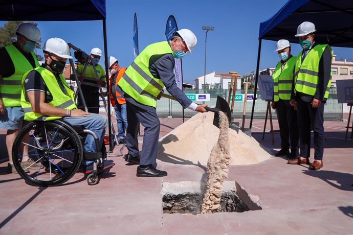 El alcalde, Francisco de la Torre, pone la primera piedra del aparcamiento municipal de Echeverría del Palo, en la capital malagueña
