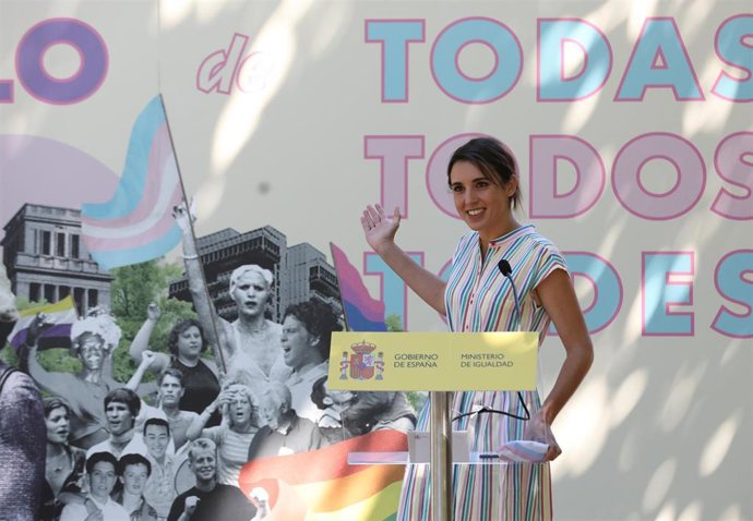 La ministra de Igualdad, Irene Montero, interviene durante el acto de entrega de los 1 Reconocimientos Arcoíris a personas y entidades destacadas en la visibilización, apoyo y defensa de los derechos de las personas LGTBI, a 28 de junio de 2021.