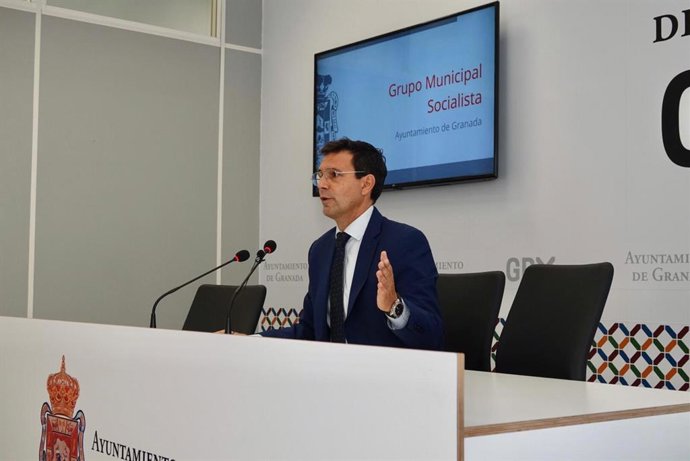 El portavoz del PSOE en el Ayuntamiento de Granada, Francisco Cuenca, en rueda de prensa.