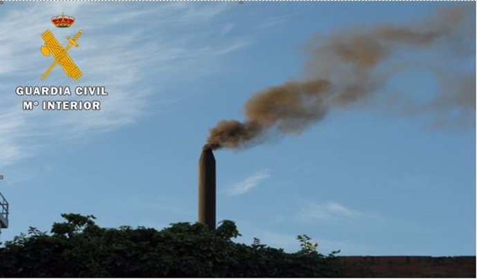 Imagen de la columna de humo que salía de la caldera de la empresa denunciada