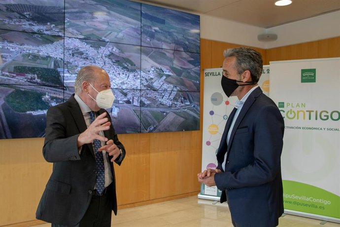 El presidente de la Diputación de Sevilla, Fernando Rodríguez Villalobos, ha mantenido una reunión con el alcalde de Carrión de los Céspedes (Sevilla), José Francisco Coronado