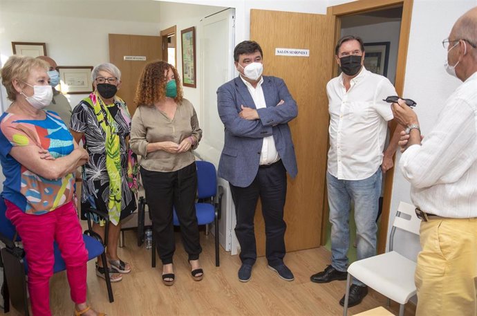 El alcalde de Huelva, Gabriel Cruz, visita la sede del Teléfono de la Esperanza.