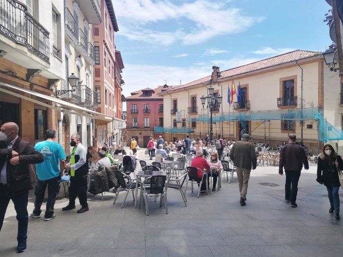 Archivo - Terrazas hosteleras en el casco antiguo de Oviedo.