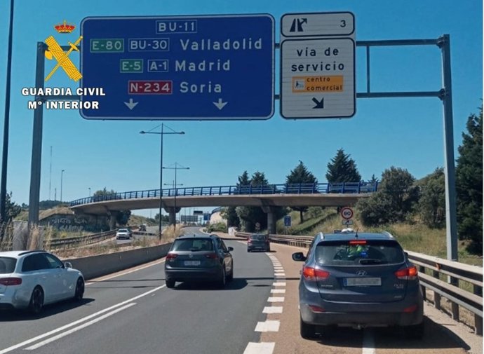 Coche que circulaba en sentido contrario estacionado a la derecha de la autovía.