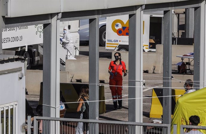 Dispositivo de seguridad ante la llegada al puerto de Valencia del ferry donde viajaban 165 de los jóvenes que han estado confinados en el 'hotel puente' Palma Bellver de Palma de Mallorca por un macrobrote de coronavirus.