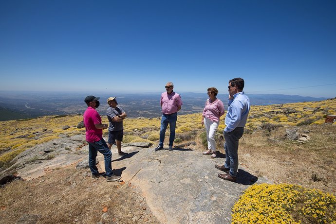 La Diputación de Cáceres acondicionará la pista de despegue de parapentes desde el pico Pitolero