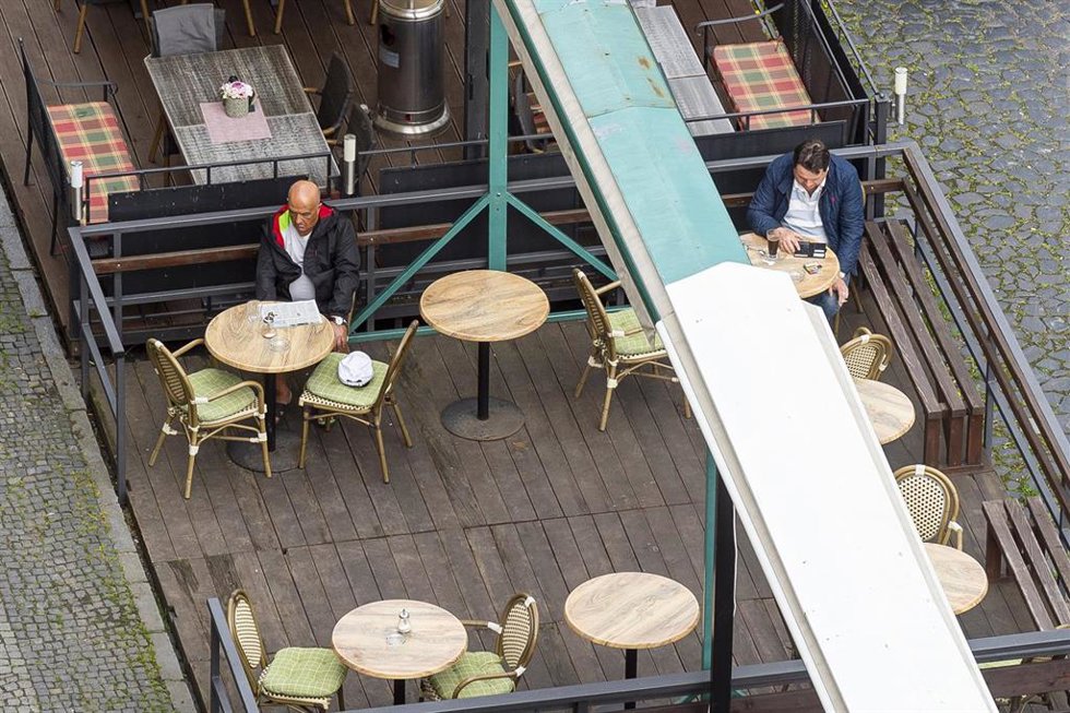 Archivo - Personas en una terraza tras la relajación de las restricciones en la ciudad de Litomerice, en República Checa. 