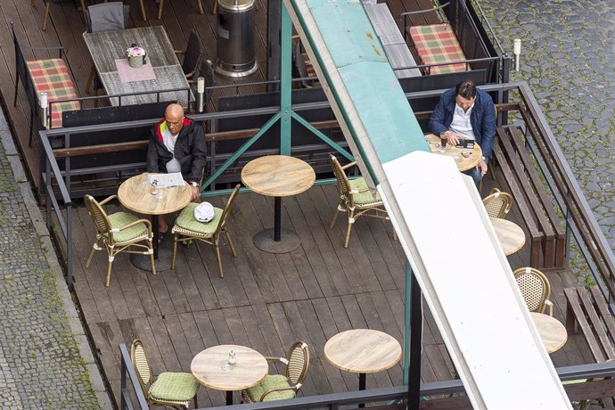 Archivo - 17 May 2021, Czech Republic, Litomerice: People sit at the terrace of a restaurant after easing measures against the spread of coronavirus. Photo: Hájek Ondej/CTK/dpa