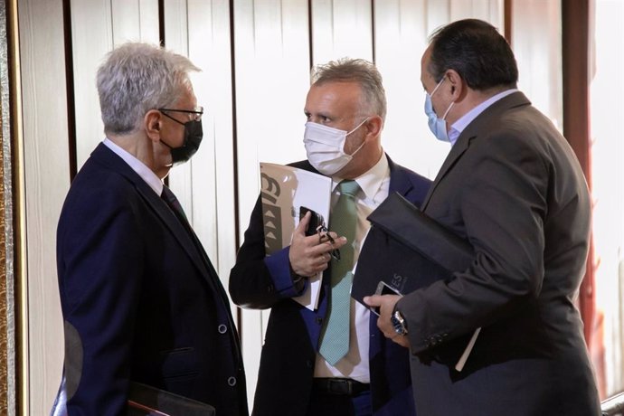 El presidente del Gobierno de Canarias, Ángel Víctor Torres (c), junto a los consejeros de Seguridad y Sanidad, Julio Pérez y Blas Trujillo