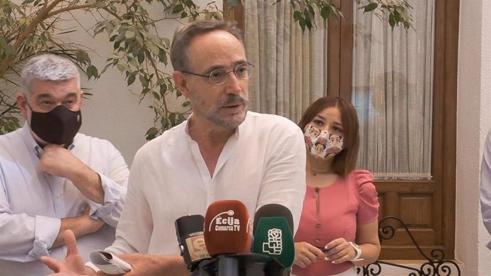 El parlamentario del PSOE-A Felipe López atiende a los medios en Écija (Sevilla).