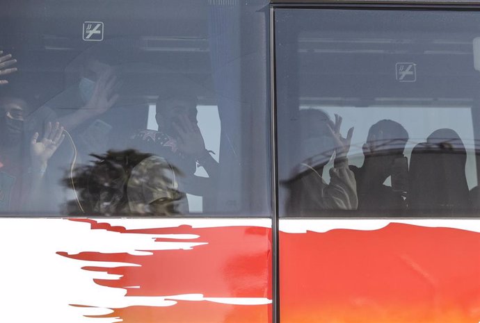Los jóvenes procedentes de Mallorca en el autobús, después de llegar al puerto de Valencia del ferry 