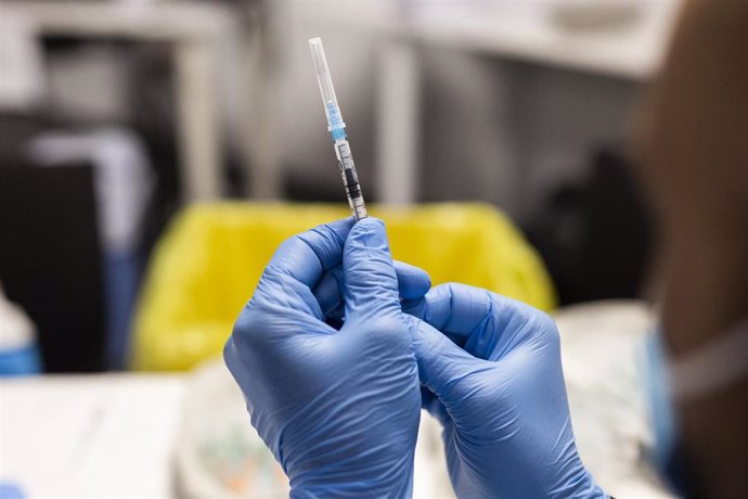 Un sanitario sostiene una dosis de la vacuna de Pfizer en el Wizink Center durante la primera noche en la que el recinto está abierto a la vacunación, a 1 de julio de 2021, en Madrid (España).