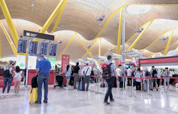 Varias personas hacen cola con equipaje en la T4 del aeropuerto Adolfo Suárez, Madrid-Barajas, a 1 de julio de 2021, en Madrid (España)