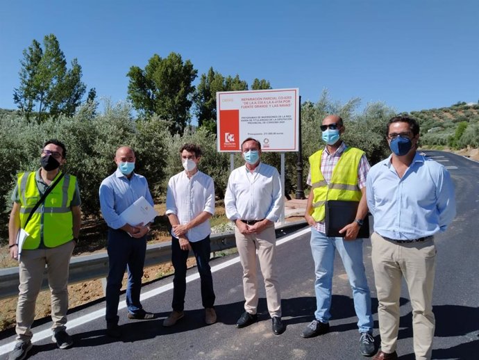 El delegado de Medio Natural y Carreteras de la Diputación de Córdoba, Francisco Palomares (tercero por la dcha.), vista una de las obras.