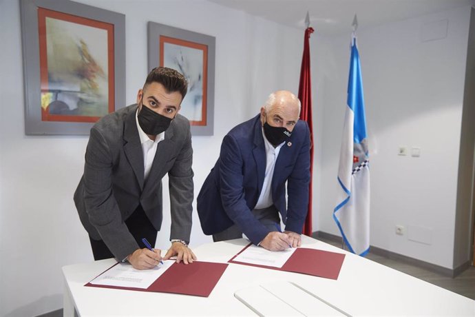 El vicepresidente José M Aierdi y el alcalde de Zizur Mayor, Jon Gondán, firmando el convenio