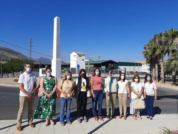 López (c), durante su visita a Mancha Real.