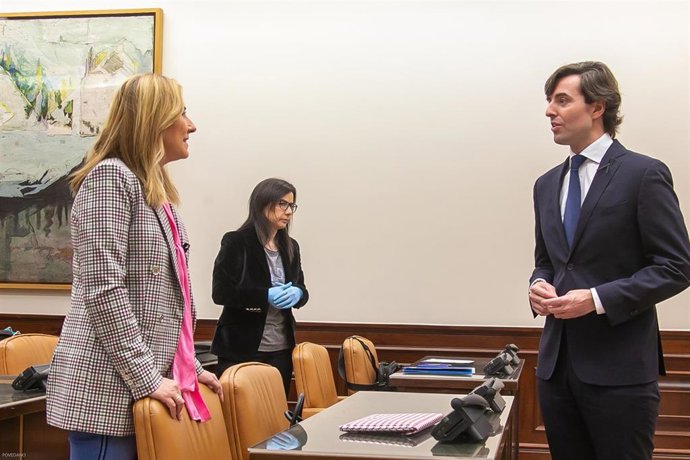 Archivo - La vicesecretaria de Organización del PP, Ana Beltrán, conversa en la Comisión de Interior del  Congreso con  el vicesecretario de Comunicación del partido, Pablo Montesino. En Madrid (España) a 23 de abril de 2020.
