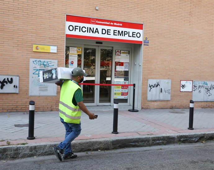 Un repartidor pasa por una oficina del SEPE
