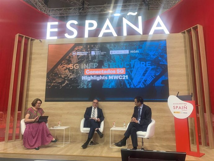 El director de 5G de MWCapital Barcelona, Eduard Martín, y el responsable de ON5G, Federico Ruiz, en su intervención este martes en el pabellón España del recinto Gran Via de Fira de Barcelona durante el Mobile World Congress de Barcelona 2021