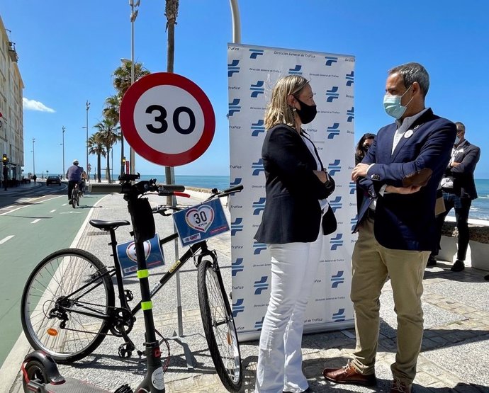 Archivo - El subdelegado del Gobierno en Cádiz, Jose Pacheco, y de la jefa provincial de Tráfico, Ana Cobos, durante la presentación del nuevo límite de velocidad.