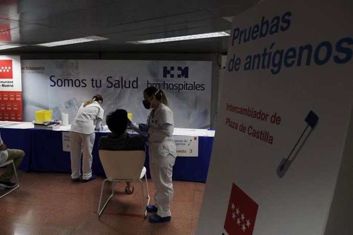 Una sanitaria realiza un test de antígenosen el intercambiador de Plaza de Castilla