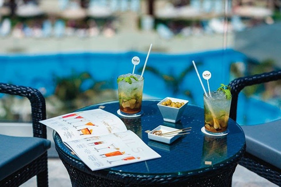 Archivo - Cócteles, hotel, hoteles, pajitas de plástico, bebidas.