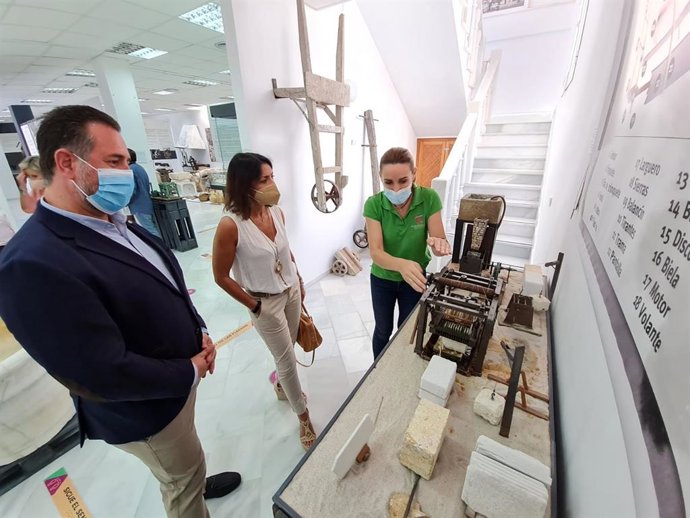 Bosquet en su visita al Centro de Interpretación del Mármol de Macael (Almería)