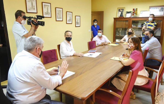 Archivo - Visita del parlamentario andaluz Felipe López y otros representantes del PSOE a Écija (Sevilla).