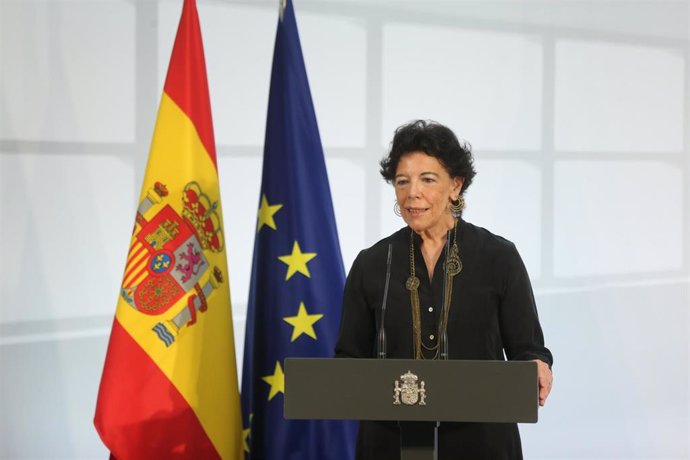 La ministra de Educación, Isabel Celáa, interviene durante un acto de homenaje a la comunidad educativa, en La Moncloa, a 19 de junio de 2021, en Madrid (España). El homenaje es para toda la comunidad educativa, profesores, familias y alumnos,  que han 