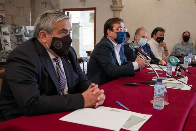 El presidente de la Junta, Guillermo Fernández Vara, junto a otras autoridades en el acto inaugural del XXVII Consejo GEM Extremadura