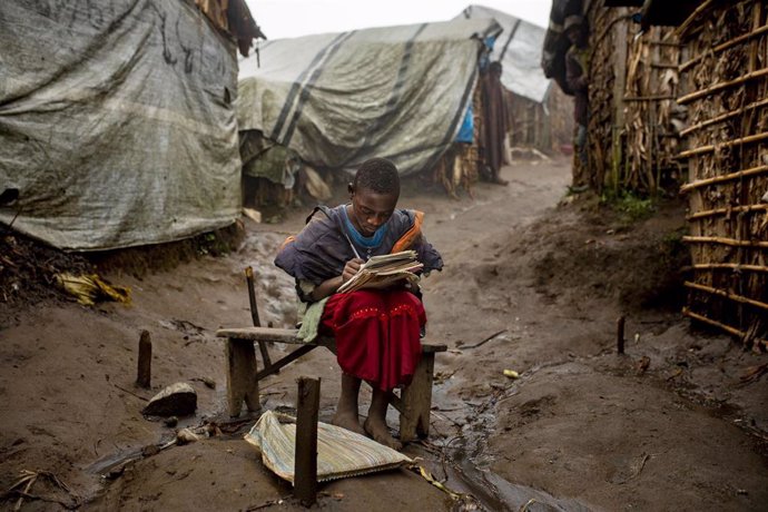 Archivo - Una niña hace sus deberes en un campo de desplazados internos en Masisi, en RDC