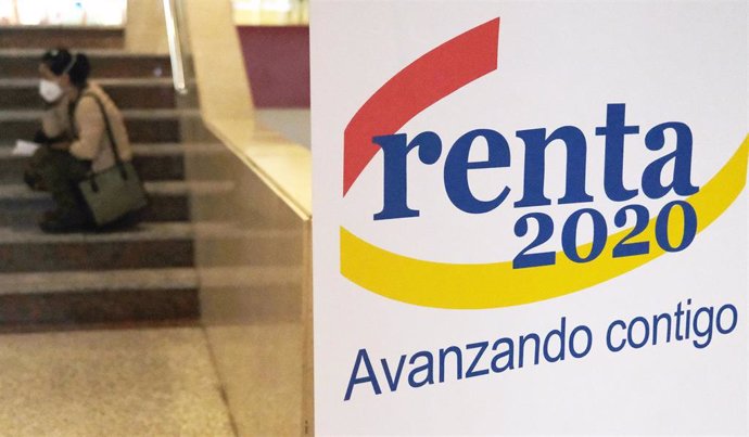 Señal de la Renta 2020 dentro de una oficina de la Agencia Tributaria, a 2 de junio de 2021, en Guzmán el Bueno, Madrid, 