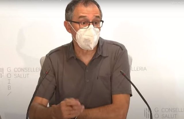 El portavoz del Comité Autonómico de Gestión de Enfermedades Infecciosas de Baleares, Javier Arranz, en rueda de prensa.