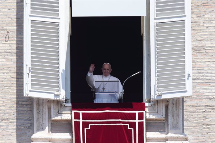 Archivo - El Papa, asomado al balcón del Palacio Apostólico de la Plaza de San Pedro del Vaticano, durante el rezo del Ángelus el 21 de julio de 2019