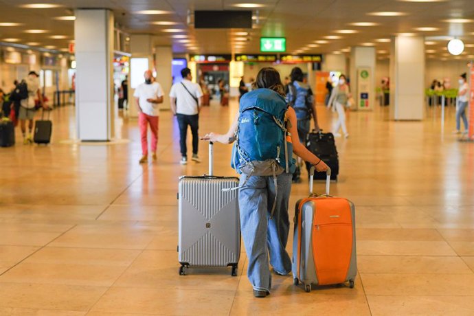 Un hombre con maletas en la terminal T1 del Aeropuerto Adolfo Suárez Madrid-Barajas, el primer día de la primera 'Operación Salida' del verano 2021, a 2 de julio de 2021, en Madrid (España). 