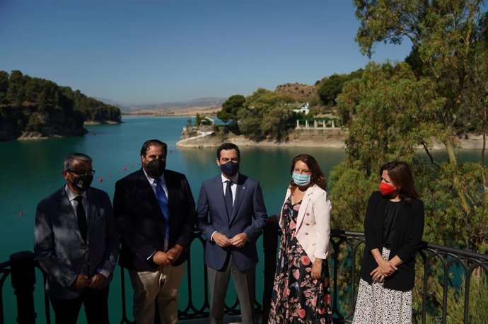 El presidente de Diputación, Francisco Salado; el alcalde de Ardales, Juan Alberto Naranjo; el presidente de la Junta, Juanma Moreno; la consejera de Agricultura y Desarrollo Sostenible, Carmen Crespo y la delegada de la Junta en Málaga, Patricia Navarro