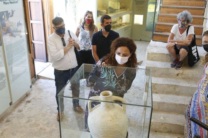 La presidenta del Consell de Mallorca, Catalina Cladera, durante una visita al yacimiento de Son Fornés.