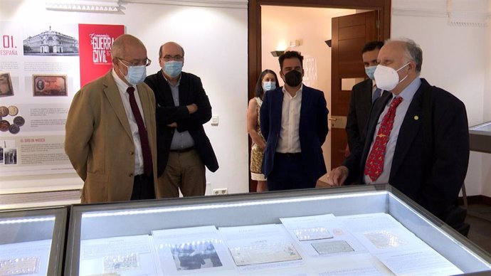 El vicepresidente de la Junta de Castilla y León, Francisco Igea (izda), visita la exposición 'Economía y Guerra Civil'