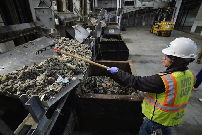 Archivo - April 12, 2019 - New York, New York, United States: Sewage treatment worker Kam Lau works the solid waste inside the Newtown Creek Water Pollution Control Plant at 329 Greenpoint Avenue, in Brooklyn. Deputy Commissioner Pam Elardo claims that 