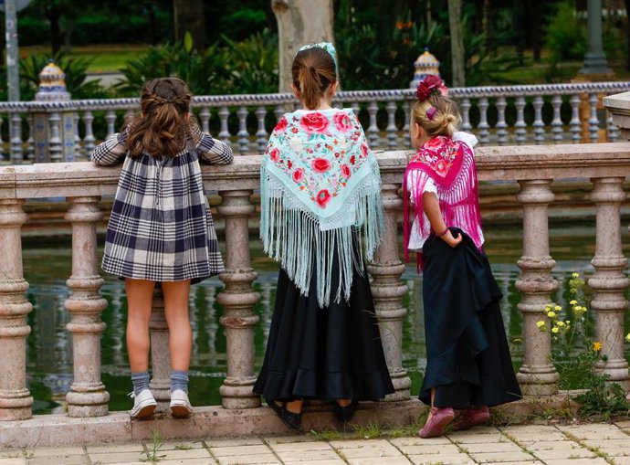 Archivo - Unas niñas vestidas de flamencas en Sevilla.