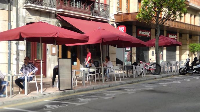 Archivo - Gente sentada en terrazas de Oviedo durante la Fase 2 de la Desescalada.