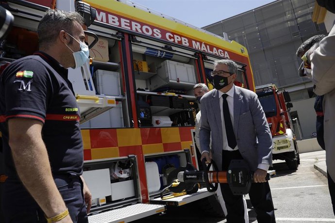 Salado junto a uno de los nuevos camiones de bomberos