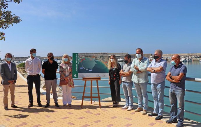 Archivo - Ana Mestre con Mercedes Colombo y el alcalde de Conil en el puerto de la localidad