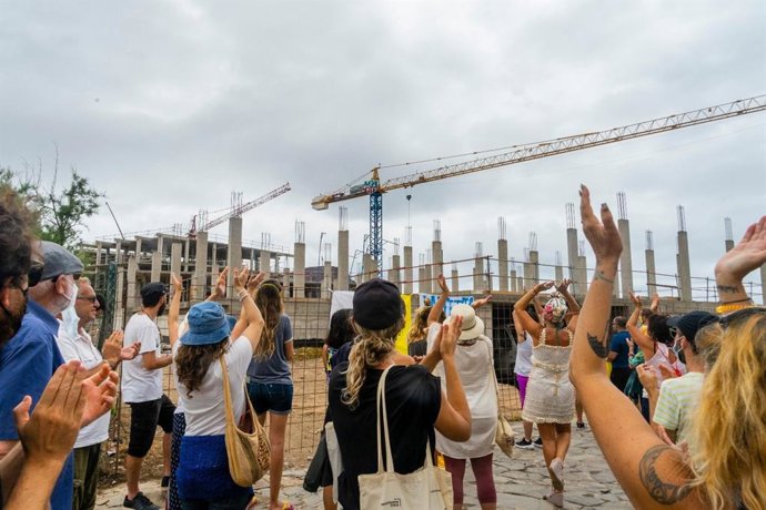 Archivo - Manifestantes se concentran junto a las grúas donde se construye un hotel de lujo en La Tejita
