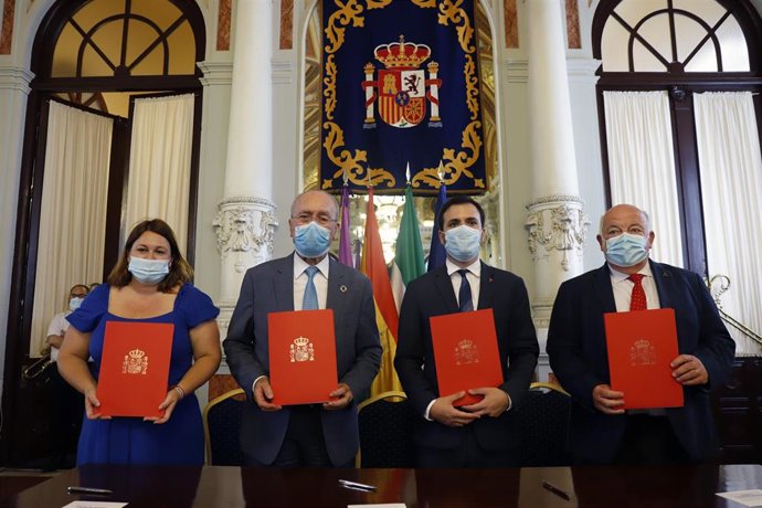 El ministro de Consumo, Alberto Garzón (2d), posan tras firmar  convenio para la Junta Arbitral de Consumo con el consejero de Salud y Familias, Jesús Aguirre (1d) y el Alcalde de Málaga, Francisco de la Torre (2i) a 02 de julio 2021 en Málaga (Andalucí