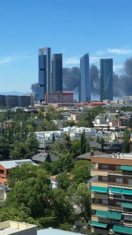 El incendio sin heridos en un edificio en obras en Mirasierra provoca una gran columna de humo negro