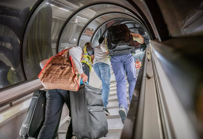 Archivo - 30 July 2019, Leipzig: Police officers accompany an Afghan at Leipzig-Halle Airport on a charter aircraft. 45 rejected asylum seekers were deported form Germany on a special flight to Kabul. Photo: Michael Kappeler/dpa