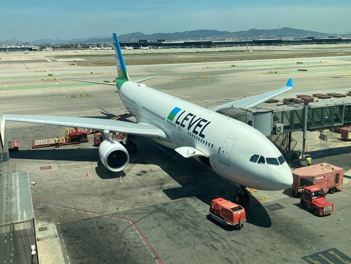 El avión de Level encargado de completar la ruta Barcelona-Cancún esperando al pasaje