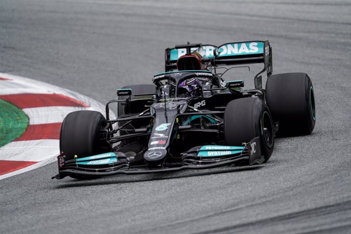 02 July 2021, Austria, Spielberg: British F1 driver Lewis Hamilton of team Mercedes in action during the 1st practice session of the 2021 Grand Prix of Austria at the Red Bull Ring. Photo: James Gasperotti/ZUMA Wire/dpa