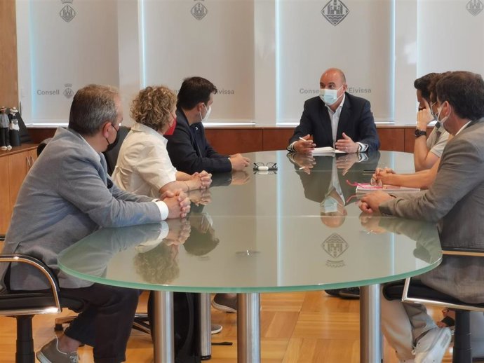 El secretario de Estado de Política Territorial y Función Pública, Víctor Francos,  en la reunión con la delegada del Gobierno en Baleares, Aina Calvo, y con el presidente del Consell, Vicent Marí, entre otros.
